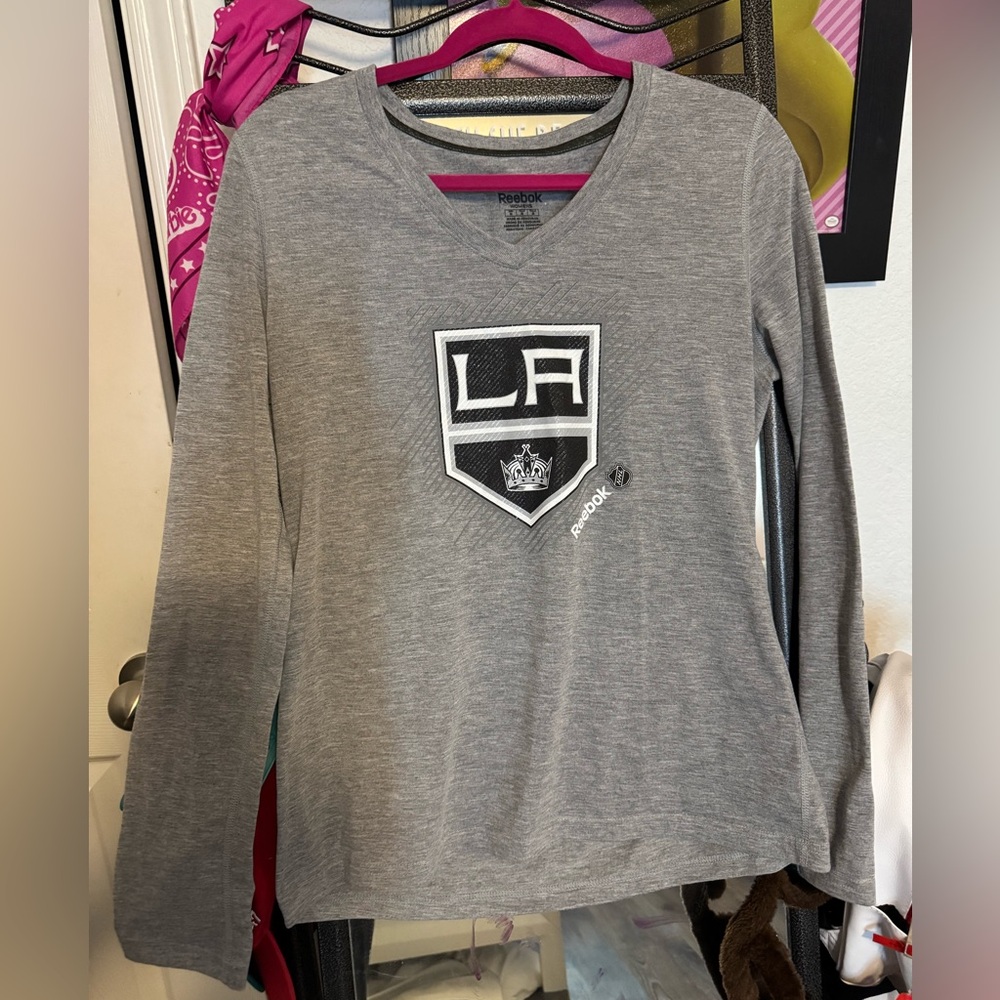 Reebok women’s Gray LA Kings Long Sleeve Shirt v neck No Flaws! Size M